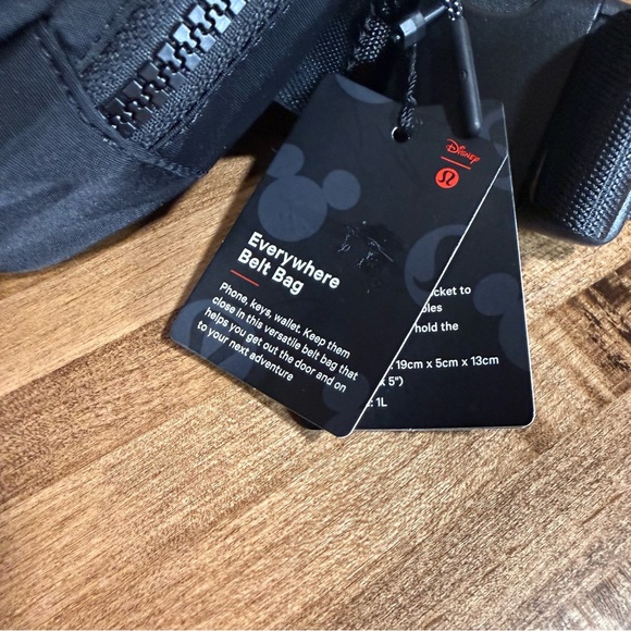 Disney x lululemon Everywhere Belt Bag Mickey in Motion Graphic - Picture 6 of 8